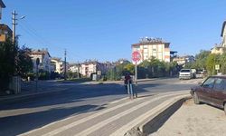 ‘Dur’ levhasına rağmen durmayan motorlu bisiklet otomobile çarptı: 1 yaralı