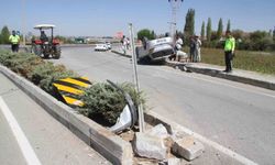 Konya’da devrilen otomobilin sürücüsü yaralandı