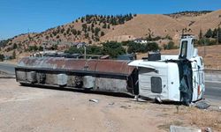 Tanker devrildi, yaralı sürücüye ilk müdahaleyi vatandaşlar yaptı