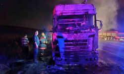 Seyir halindeyken alevlere teslim olan tır kullanılmaz hale geldi