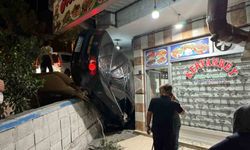 Fren yerine gaza basan sürücü lokantaya daldı