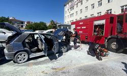 Hastane otoparkında park halindeki otomobil yanarak kullanılamaz hale geldi