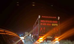 Motosiklet seyir halindeki tıra çarptı: 2 yaralı