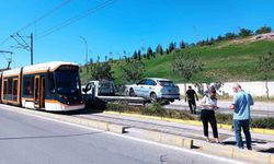 Kontrolden çıkan otomobil tramvay yoluna girdi, seferler aksadı