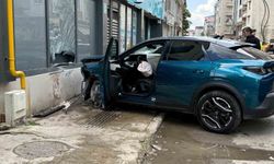 Samsun’da kontrolden çıkan otomobil, park halindeki araçlara çarptı: 1 yaralı
