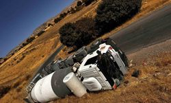 Tunceli’de beton mikseri ve tır devrildi