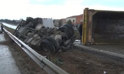 Büyükçekmece’de hafriyat kamyonu devrildi, E-5 trafiğe kapandı