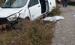 Sinop'ta istinat duvarına çarpan otomobilin sürücüsü yaralandı