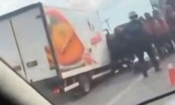 D-100’de kontrolden çıkan kamyonet bariyerlere çarptı: 2 yaralı