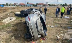 Düğün konvoyundaki otomobil tarlaya yuvarlandı: 2 yaralı