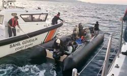 İzmir açıklarında iki operasyon: 32 düzensiz göçmen yakalandı, 35 göçmen kurtarıldı