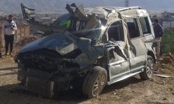 Hakkari’de virajı alamayan otomobil devrildi: 1’i ağır 4 yaralı