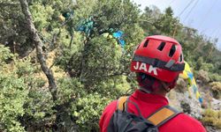Fethiye’de ormanlık alana düşen paraşütçüleri JAK ekipleri kurtardı