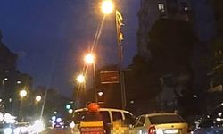 Kadıköy’de hafif ticari araç motosiklete çarptı