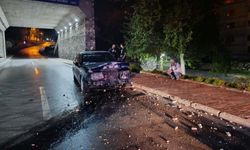 Bursa’da alkollü Mercedes araç sürücüsü, elektrik direğine çarpıp olay yerinden kaçtı