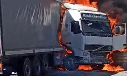 Gaziantep’te seyir halindeki tır alev aldı