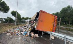 Samsun’da çöp yüklü tır devrildi, çöpler yola savruldu