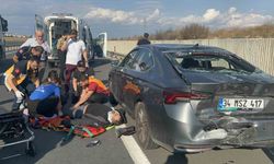 Emniyet şeridindeki otomobile motosiklet çarptı: 1 yaralı
