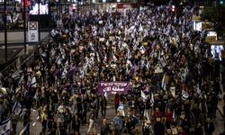 İsrail'de binlerce kişi, Netanyahu'nun konutunun önünde esir takası anlaşması talebiyle protesto düzenledi