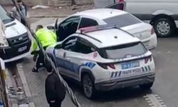 Esenyurt’ta muayenesi olmayan sürücü polisten kaçtı, servis aracına vurarak durdu
