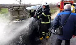 Edirne'de sınır kapısı yolunda seyir halindeki Bulgaristan plakalı otomobil yandı