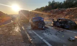 Kafa kafaya çarpışan iki otomobil alev aldı: 3 ölü, 5 yaralı