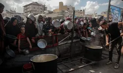 İsrail'in açlığa mahkum ettiği Gazze'de Filistinlilere yemek dağıtıldı