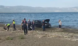 Bursa'da akaryakıt dökülen yolda kayan otomobil İznik Gölü'ne düştü