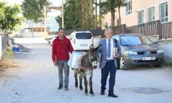 Ardahan'da bir gurbetçi eşekle dolaşıp öğrencilere kitap ve kırtasiye malzemesi dağıttı