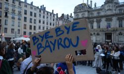 Fransa'da Bayrou hükümetinin düşmesinin ardından "veda" gösterisi düzenlendi