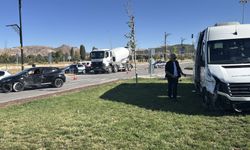 Sivas'ta minibüs ile otomobilin çarpıştığı kazada 3 kişi yaralandı