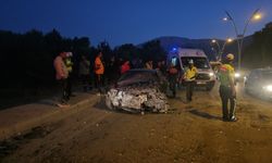 Erzincan'da otomobilin kamyonetle çarpışması sonucu 3 kişi yaralandı