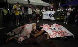 İsrail'de yüzlerce kişi, Netanyahu'nun konutunun önünde esir takası anlaşması talebiyle protesto düzenledi