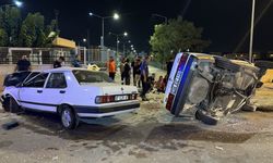 Antalya'da iki otomobilin karıştığı kazada 4 kişi yaralandı