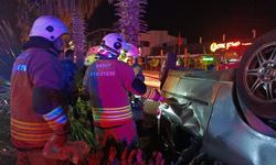 Hatay'da ağaca çarpan otomobildeki 3 kişi yaralandı