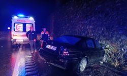 Gümüşhane'de istinat duvarına çarpan otomobildeki 3 kişi yaralandı