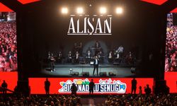 Şarkıcı Alişan, Bingöl'de "Bir Anadolu Şenliği"nde konser verdi