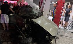 Adana'da mobilya mağazasına giren otomobilin sürücüsü yaralandı