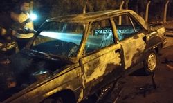 Adana’da park halindeki otomobil yandı