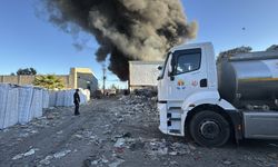 Adana'da geri dönüşüm fabrikasında yangın: Yoğun duman şehir merkezinden görülüyor