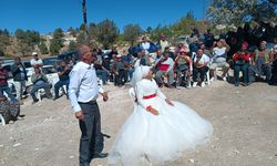 Mersin'de 40 yıl önce evlenen çift düğün yaptı