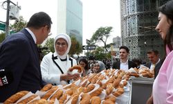 Emine Erdoğan, Türkevi'nin yakınına kurulan simit standını ziyaret etti