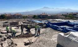 Kayseri'deki Geç Roma dönemine ait mozaikli yapı alanında, çocuk ve yetişkin mezarı bulundu