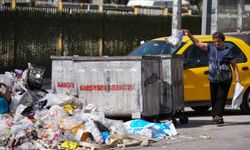 İzmir'in Karşıyaka ilçesinde vatandaşlardan biriken çöplere tepki