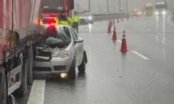 Sakarya'da tıra çarpan otomobildeki 1 kişi öldü, 1 kişi yaralandı