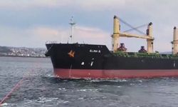 Makine arızası yapan gemi Karanlık Liman’a demirletildi