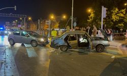 Kayseri'de meydana gelen trafik kazasında otomobil ortadan büküldü: 3 yaralı