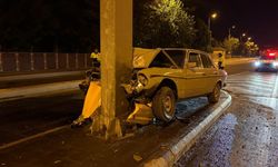 Klasik otomobil direğe ok gibi saplandı: 1 ağır yaralı