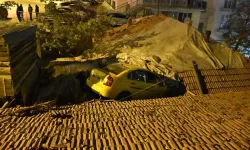 Malatya'da evin çatısına devrilen otomobildeki 2 kişi yaralandı