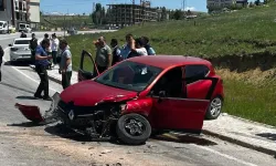 Bayburt'ta otomobil ile panelvanın çarpıştığı kazada 4 kişi yaralandı
